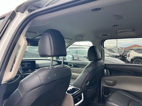 Used 2025 Kia Carnival FWD image 13