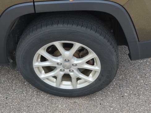 Used 2015 Jeep Cherokee Latitude AWD/4WD image 6