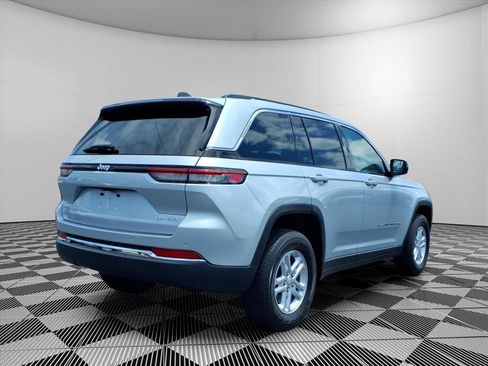 Used 2023 Jeep Grand Cherokee Laredo AWD/4WD image 28
