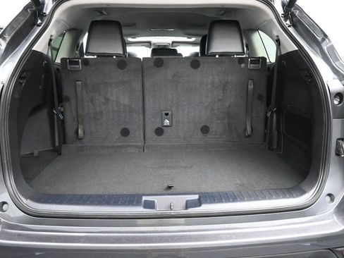 Used 2023 Toyota Highlander XLE AWD/4WD image 19