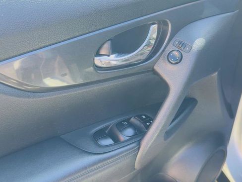 Used 2017 Nissan Rogue SV w/ SV Premium Package image 16