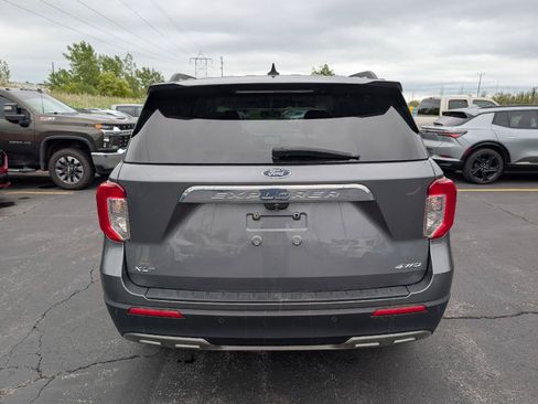 Used 2022 Ford Explorer XLT w/ Equipment Group 202A AWD/4WD image 7