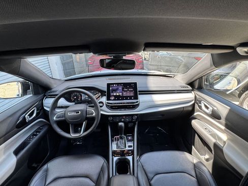 Used 2025 Jeep Compass Limited image 34