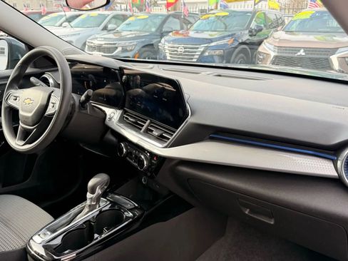 Used 2025 Chevrolet Trax LT image 17