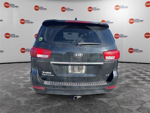 Used 2018 Kia Sedona LX image 3