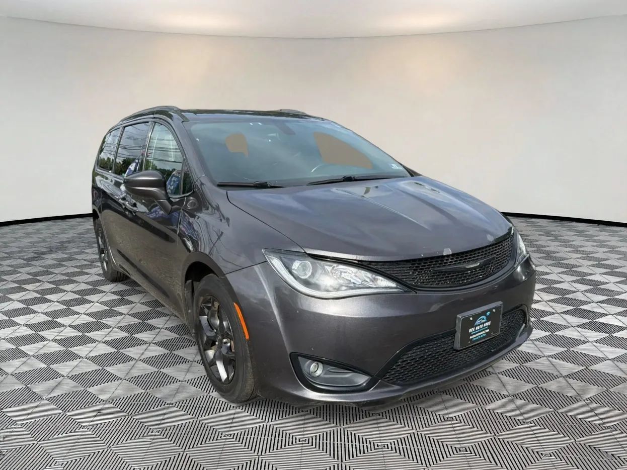 Used 2019 Chrysler Pacifica Touring-L w/ S Appearance Package FWD image 1