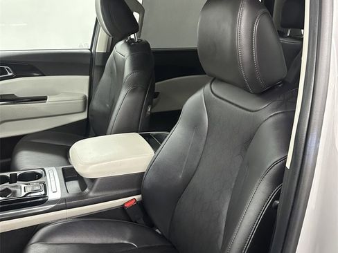 Used 2022 Kia Carnival EX image 12