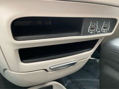 Used 2024 Chrysler Pacifica Touring-L image 33