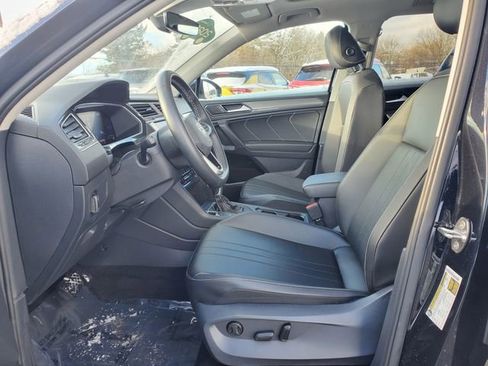 Used 2022 Volkswagen Tiguan SE w/ Panoramic Sunroof Package image 19