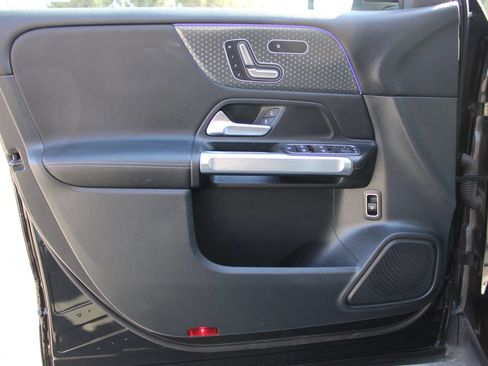 Used 2025 Mercedes-Benz GLB 250 4MATIC image 8