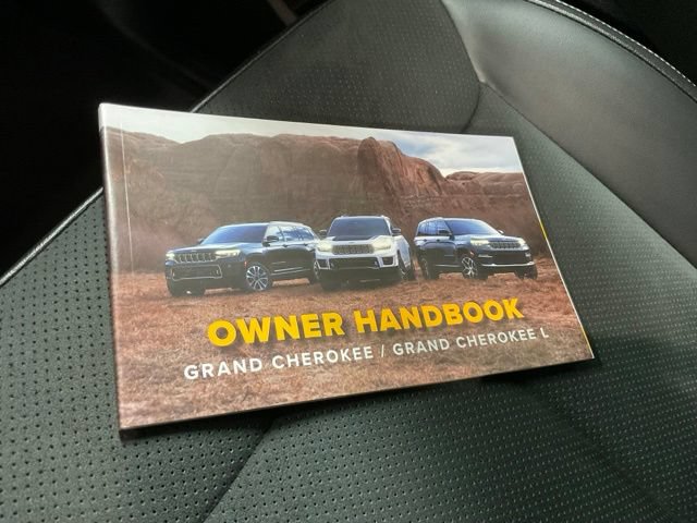 Used 2025 Jeep Grand Cherokee Altitude AWD/4WD image 35