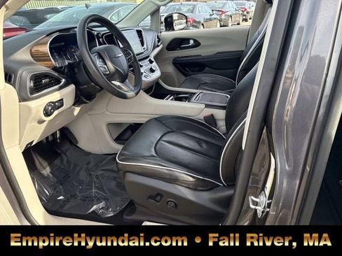 Used 2023 Chrysler Pacifica Limited image 18