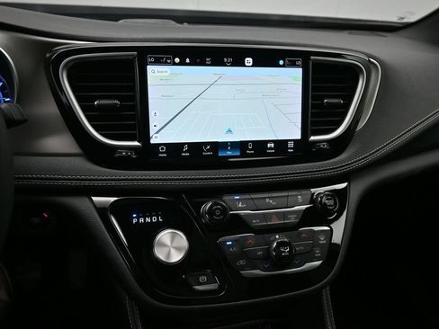 Used 2023 Chrysler Pacifica Limited w/ S Appearance Package FWD image 18
