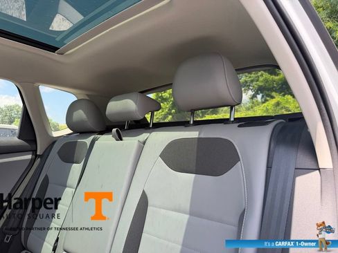 Used 2023 Volkswagen Taos SE w/ Panoramic Sunroof Package FWD image 9