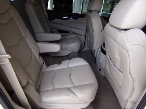 Used 2016 Cadillac Escalade Luxury AWD/4WD image 21