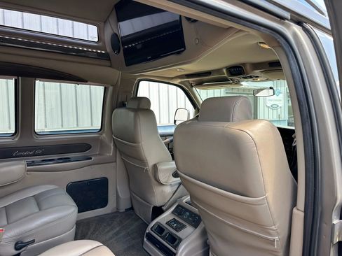 Used 2015 Chevrolet Express 2500 Extended Van 3D image 17