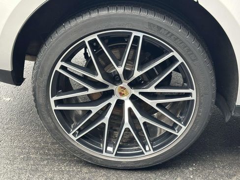 Certified 2025 Porsche Macan image 9