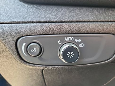 Used 2022 Chevrolet Bolt EUV LT w/ Convenience Package image 18