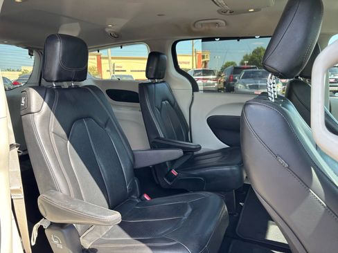 Used 2019 Chrysler Pacifica Touring-L w/ Advanced Safetytec Group FWD image 10