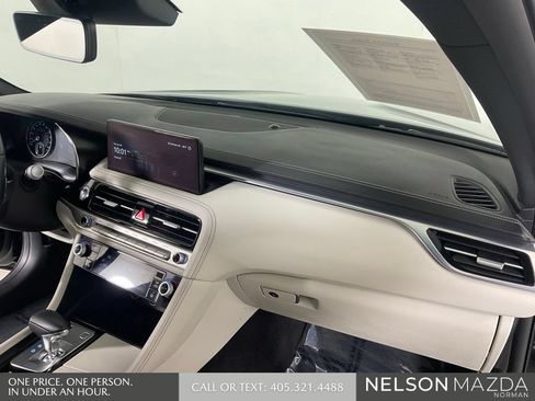 Used 2025 Genesis G70 2.5T RWD image 31