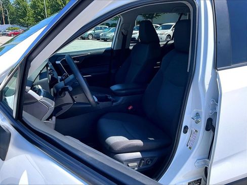 Used 2025 Toyota RAV4 XLE AWD/4WD image 10