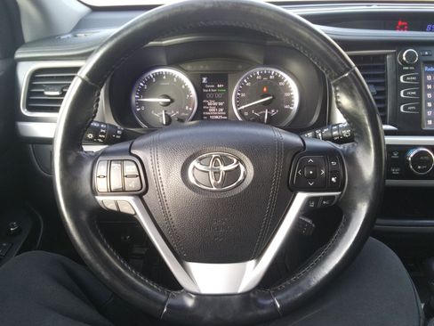 Used 2017 Toyota Highlander AWD V6 image 17