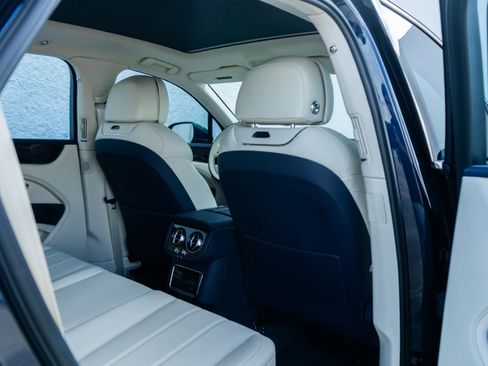 Used 2024 Bentley Bentayga image 31