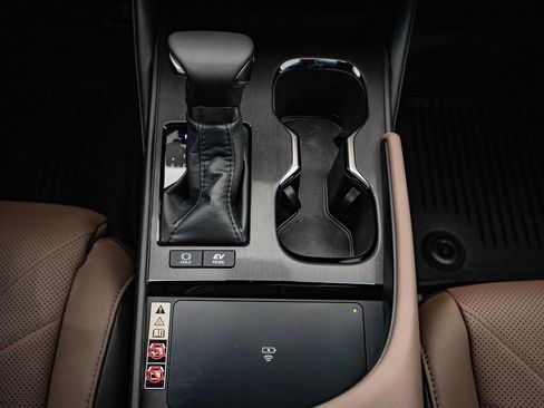 Certified 2025 Lexus ES 300h Ultra Luxury w/ Accessory Package (Z1) image 38