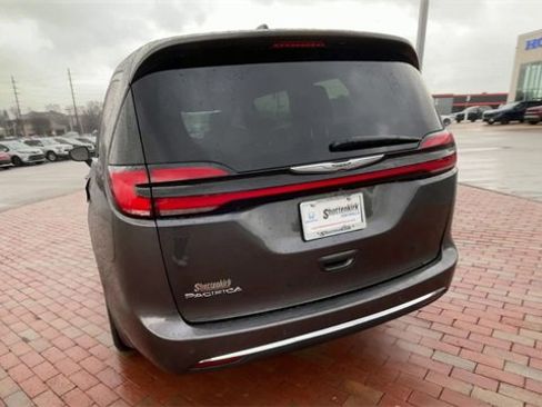 Used 2023 Chrysler Pacifica Touring-L image 8