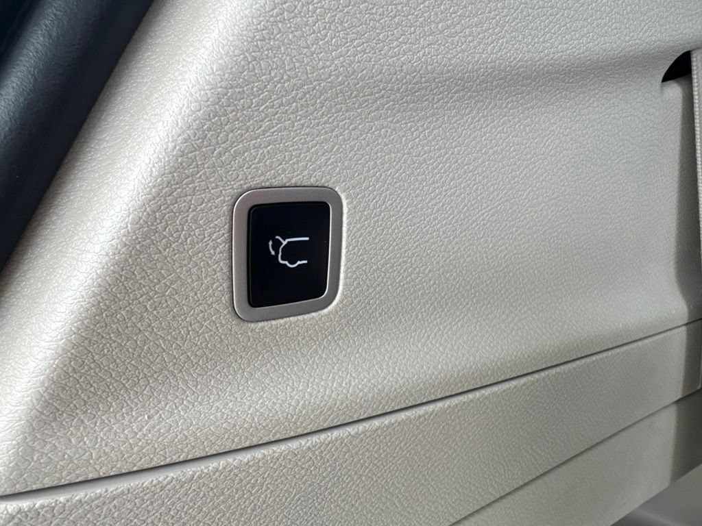 Used 2023 Chrysler Pacifica Touring-L FWD image 36