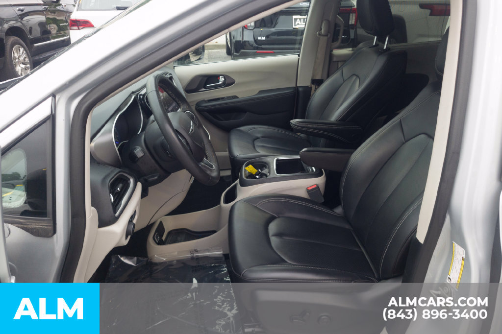 Used 2024 Chrysler Pacifica Touring-L FWD image 16