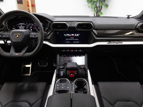 Used 2025 Lamborghini Urus SE image 5
