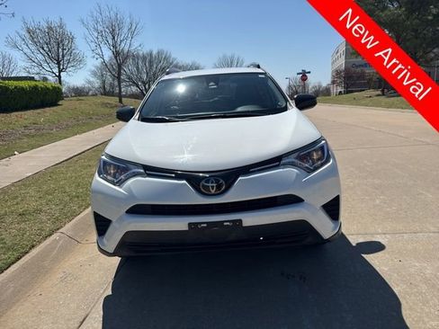 Used 2018 Toyota RAV4 LE image 9