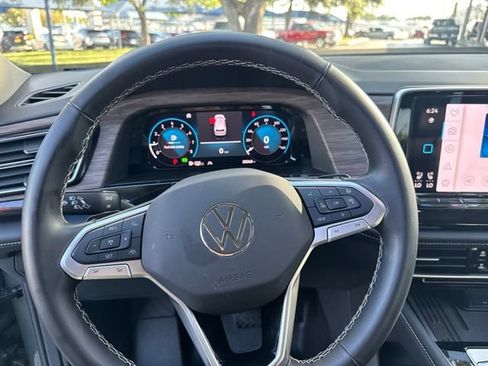 Used 2025 Volkswagen Atlas SEL AWD/4WD image 15