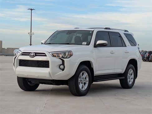 Used 2020 Toyota 4Runner SR5 Premium image 3