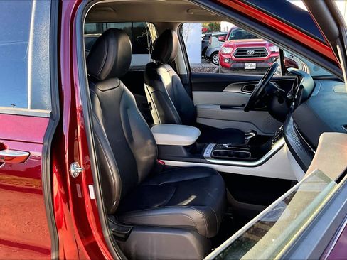 Used 2024 Kia Carnival LX image 8