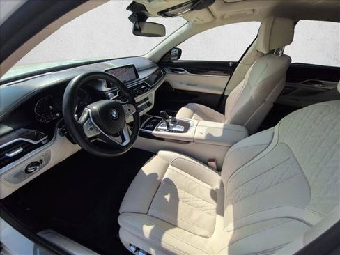 Used 2022 BMW 750i xDrive w/ Executive Package AWD/4WD image 10