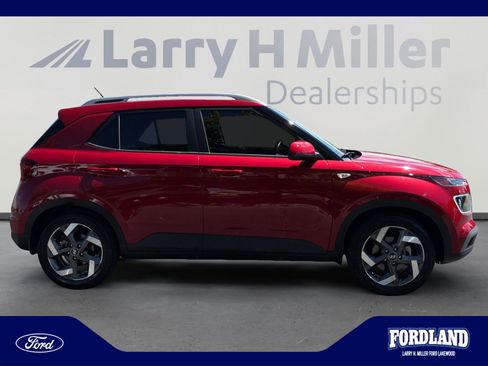 Used 2023 Hyundai Venue Limited FWD image 6