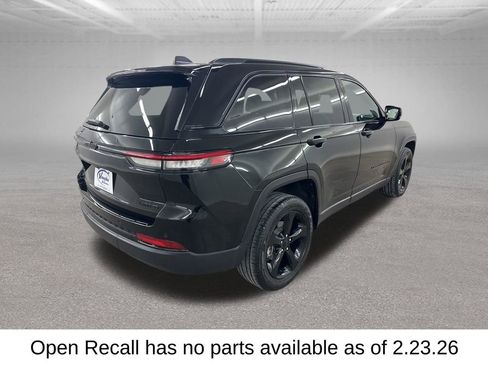 Used 2023 Jeep Grand Cherokee Limited w/ Black Appearance Package image 13