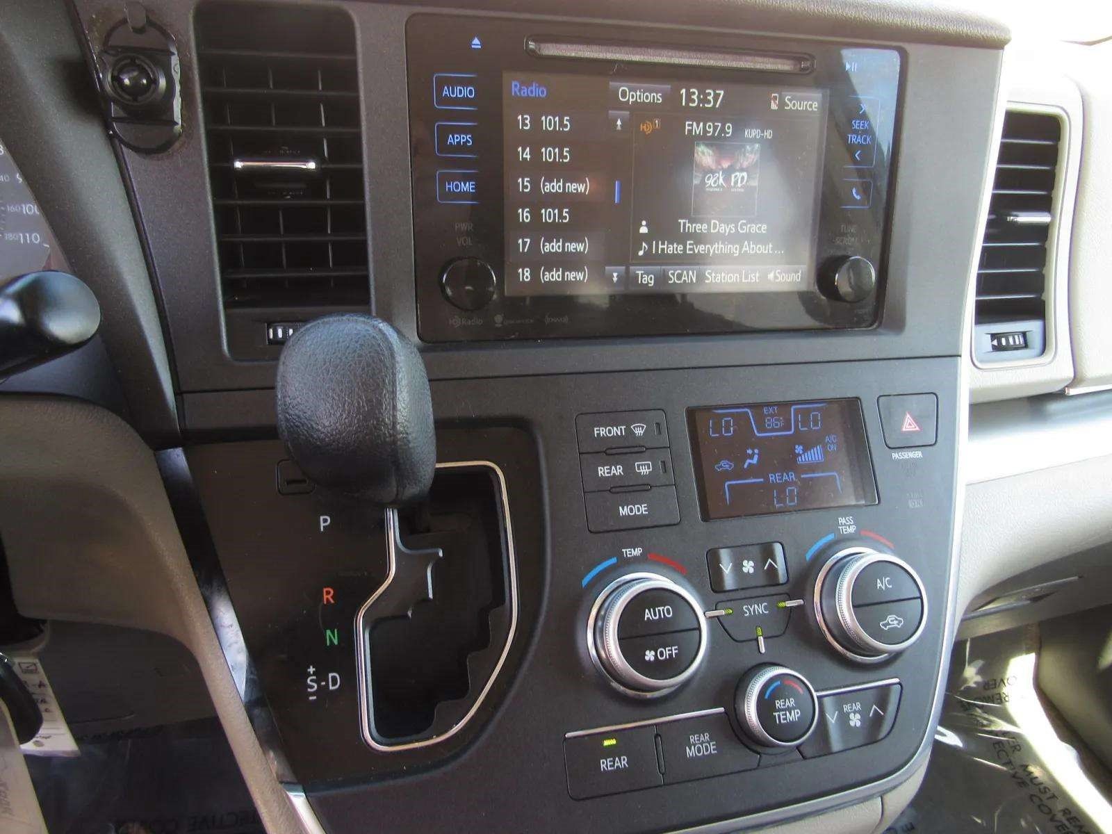 Used 2016 Toyota Sienna LE FWD image 17