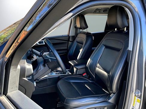 Used 2022 Ford Explorer XLT w/ Equipment Group 202A image 21