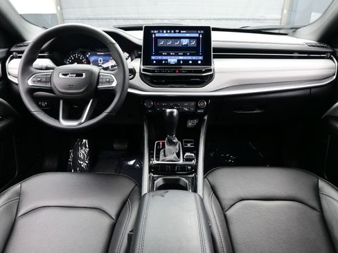 Used 2025 Jeep Compass Limited image 17