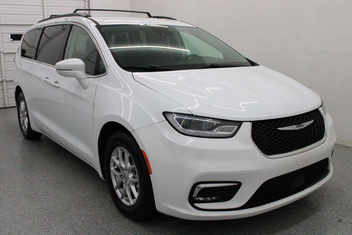 Used 2022 Chrysler Pacifica Touring-L FWD image 4