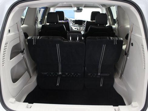 Used 2023 Chrysler Pacifica Touring-L FWD image 17