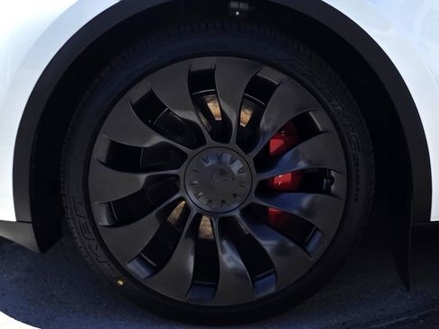 Used 2023 Tesla Model Y Performance AWD/4WD image 9