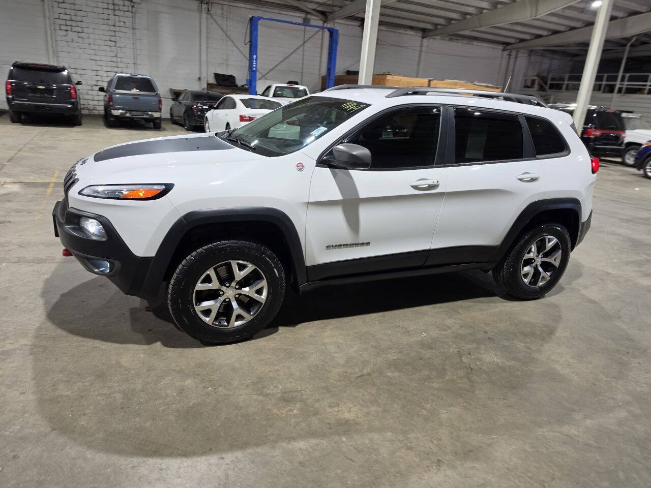 Used 2017 Jeep Cherokee Trailhawk w/ Comfort/Convenience Group AWD/4WD image 3