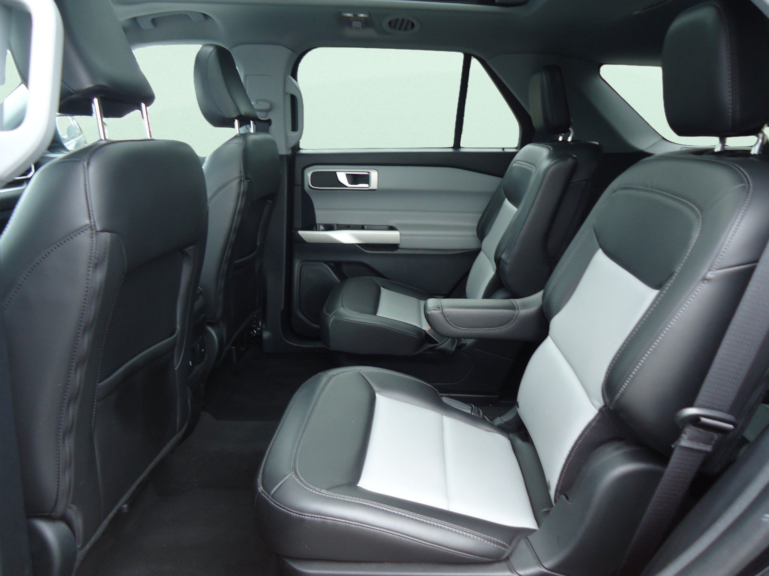 Used 2022 Ford Explorer XLT w/ Equipment Group 202A AWD/4WD image 30