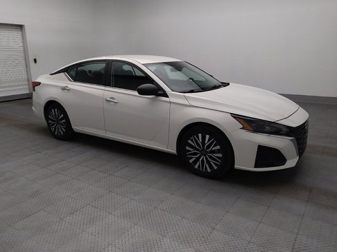 Used 2025 Nissan Altima 2.5 SV FWD image 11