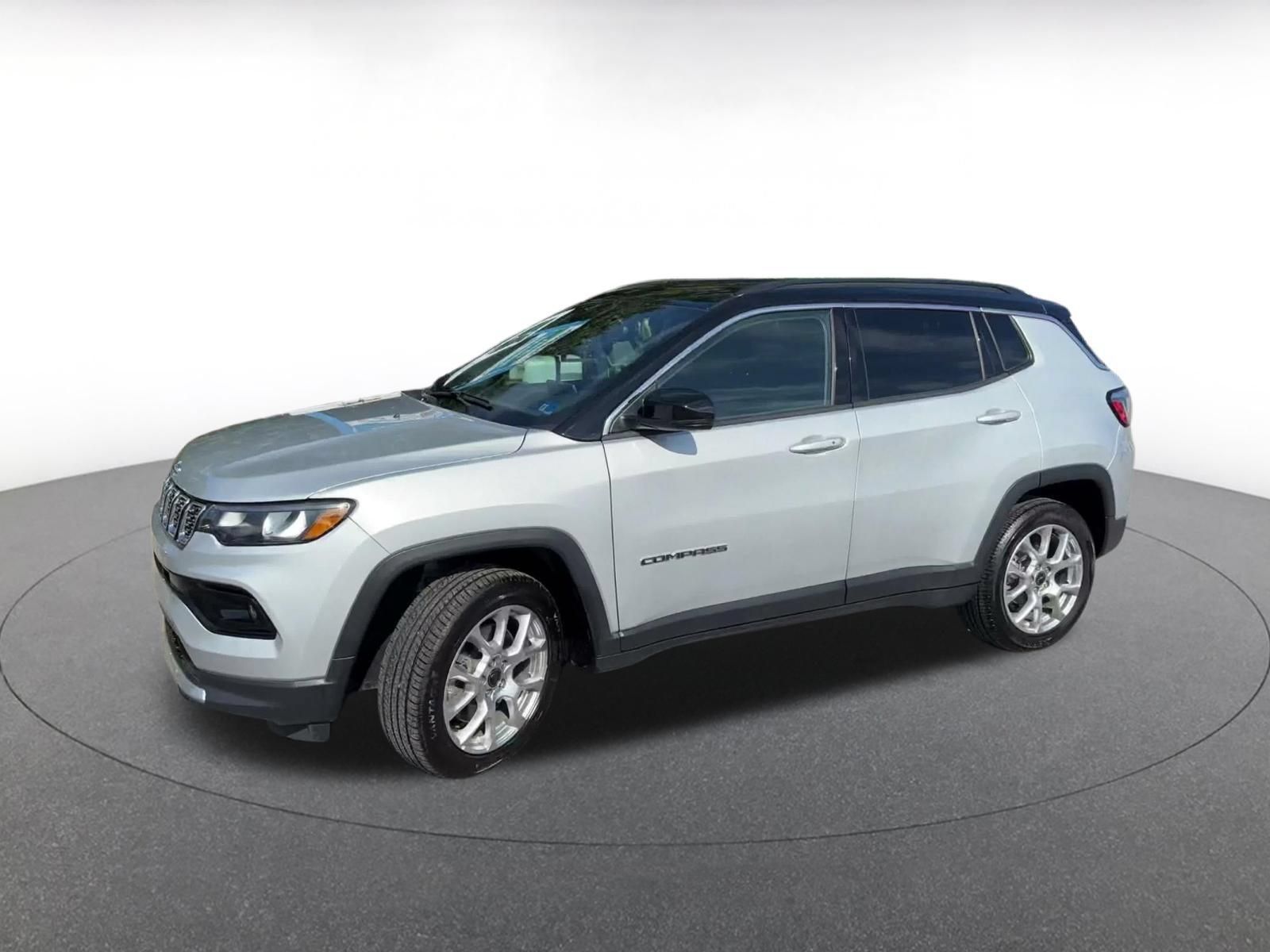 Used 2025 Jeep Compass Limited AWD/4WD image 7