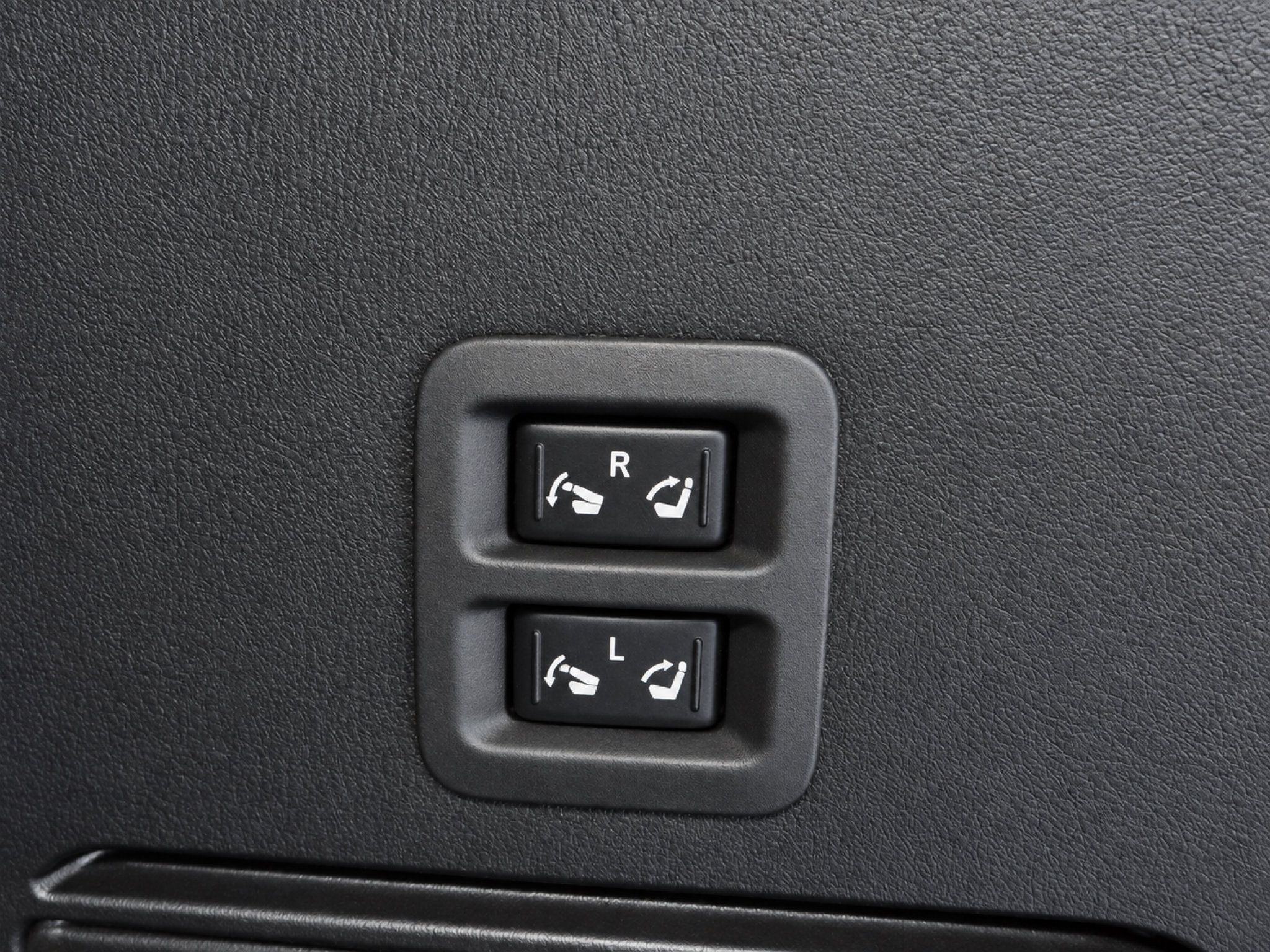 Used 2022 Nissan Armada Platinum w/ Captain's Chairs Package RWD image 24